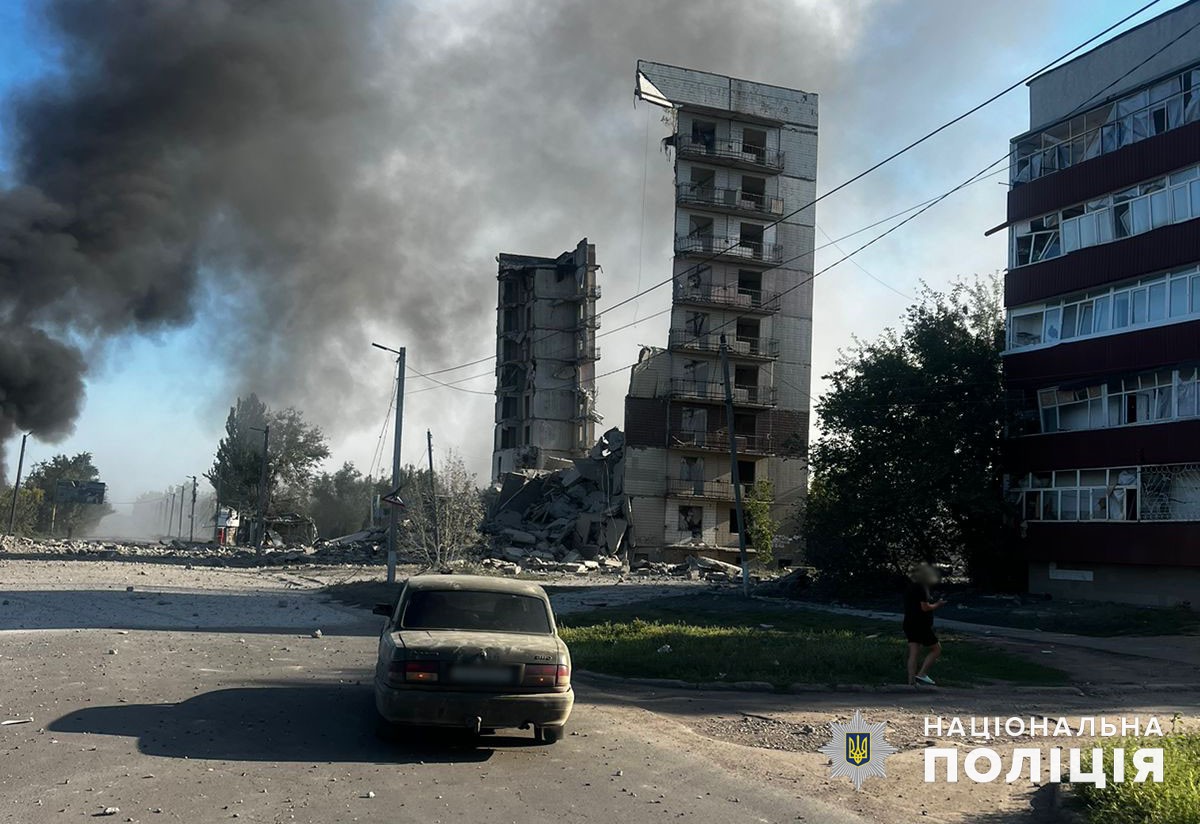 Nine storey building after bomb attack in Myrhnohrad